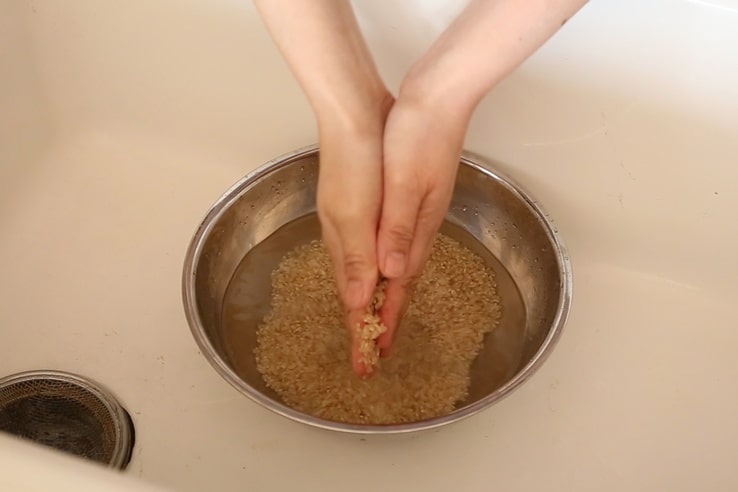 玄米の洗い方と浸水のポイント