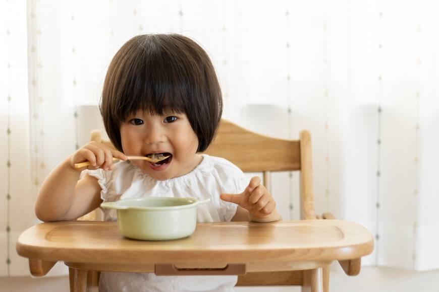雑穀米を食べる子ども