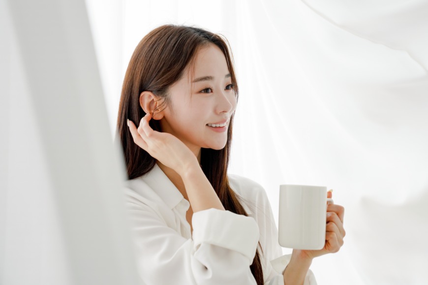 ザクロ酢を飲む女性