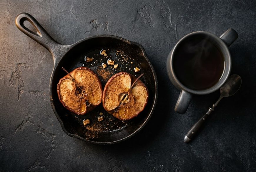 鉄のスキレットで焼いた、シナモンを薄く振った焼きりんごと紅茶