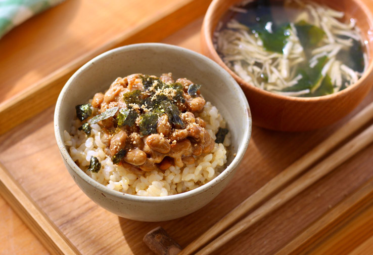 玄米ごはんに納豆・ちぎった海苔・醤油麹または醤油・亜麻仁油