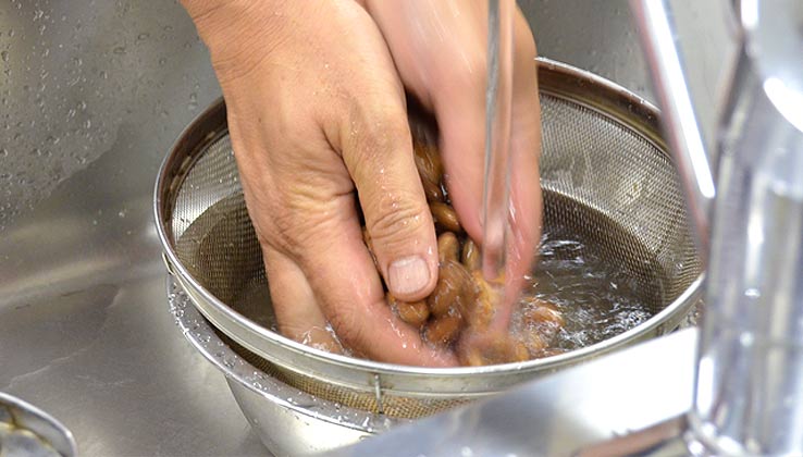 カカオ豆を熱いお湯で洗い汚れを落とします