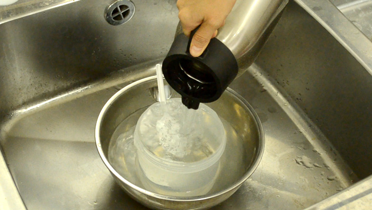 使用する器具を 煮沸消毒して乾燥させます